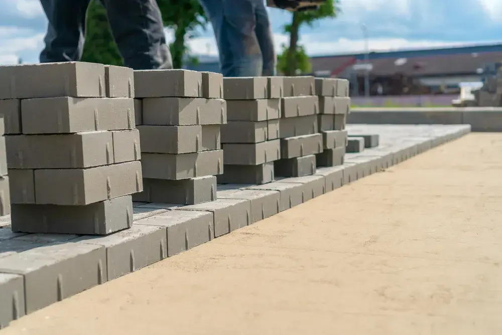 Ile kosztuje podbudowa pod kostkę? Ceny, materiały i kalkulacja