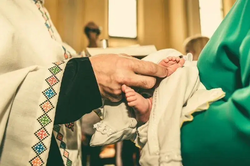 Ile się daje na chrzest księdzu? Oto co warto wiedzieć przed decyzją