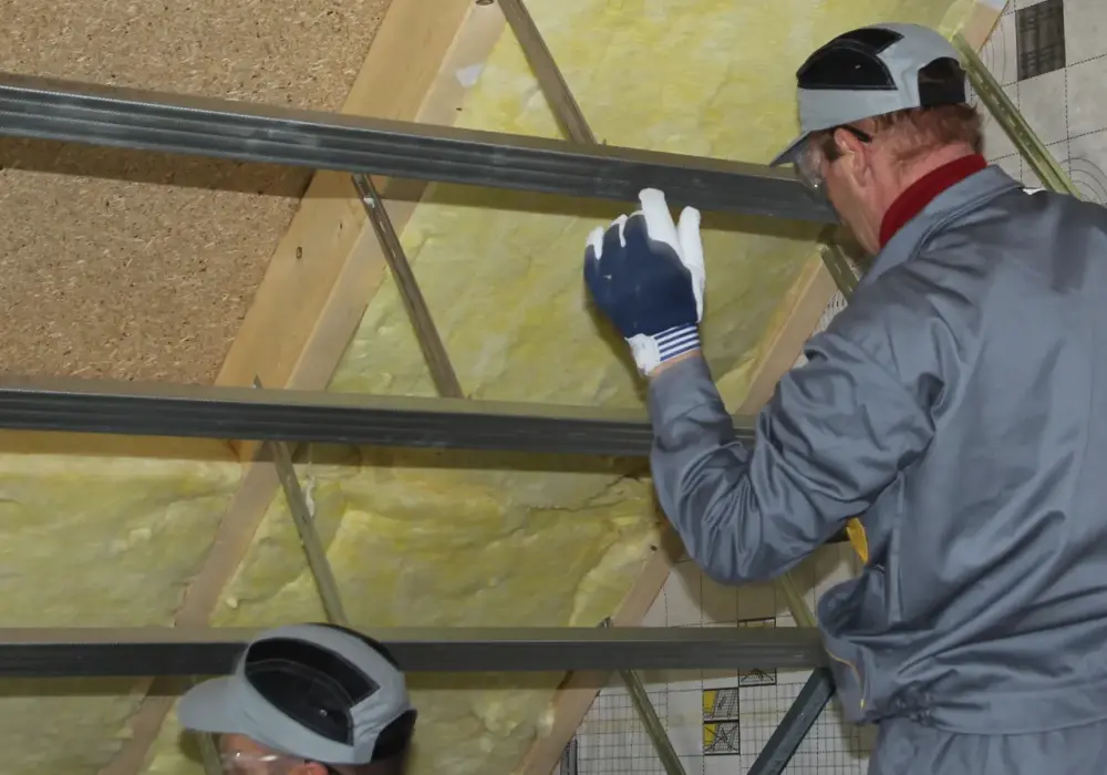 Ocieplenie dachu wełną: Proces, korzyści i najlepsze praktyki