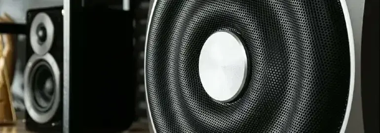 Subwoofer aktywny czy pasywny do kina domowego: najlepszy wybór w 2025