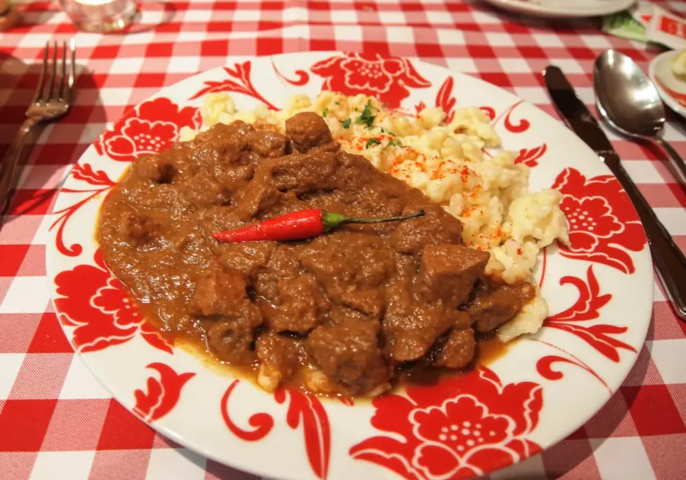 Co zjeść w Budapeszcie: Odkryj najlepsze węgierskie smaki i restauracje