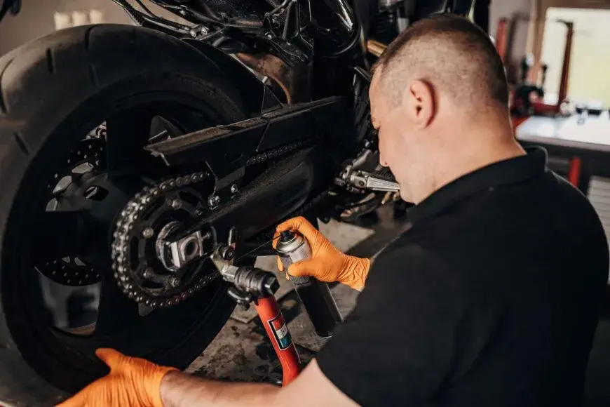 Jak skutecznie wyczyścić łańcuch motocyklowy i uniknąć kosztownych błędów