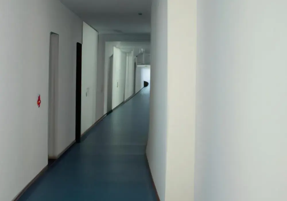 Jak skutecznie poprawić krzywe ściany w przedpokoju i uniknąć problemów