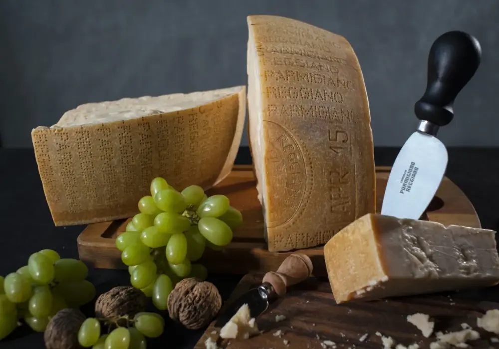 Czy parmezan to parmigiano reggiano? Odkryj kluczowe różnice