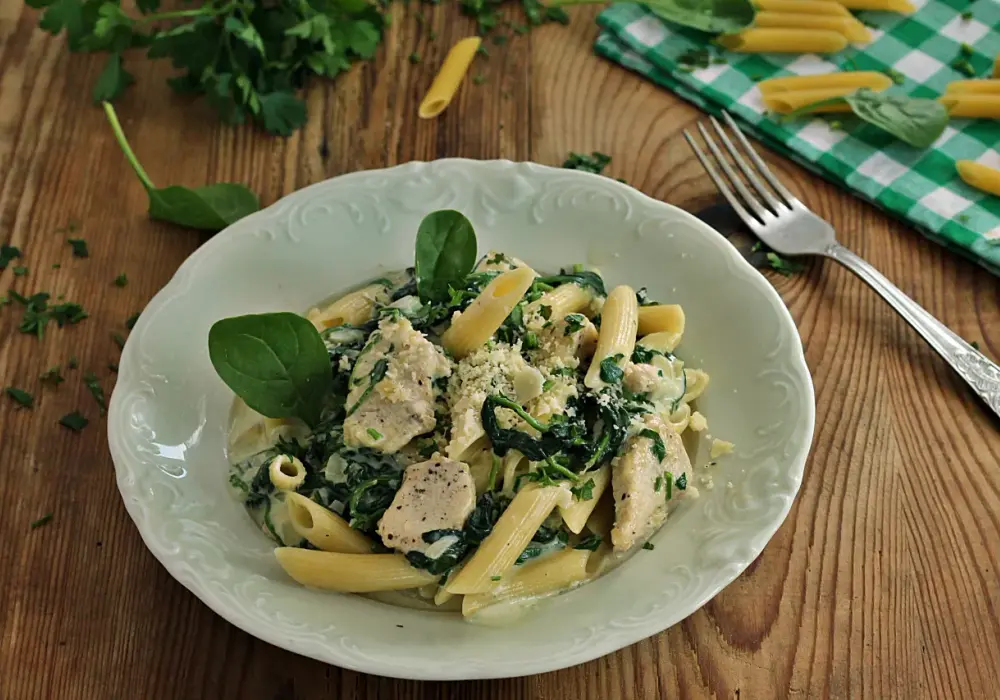 Penne pollo: 5 pysznych przepisów na makaron z kurczakiem