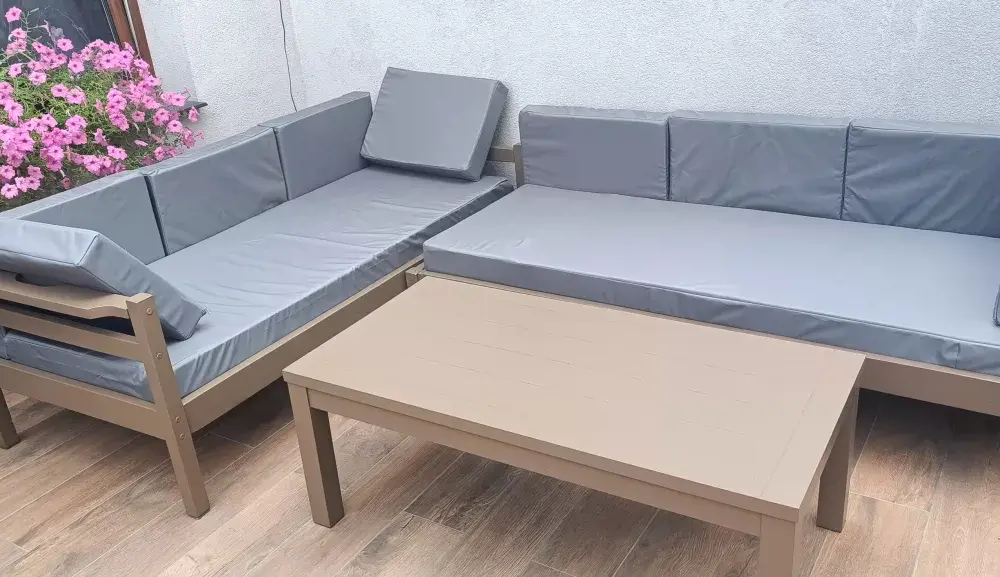 Jak zrobić stylowy wypoczynek na taras ze starych łóżek? DIY krok po kroku