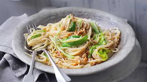 Makaron z porem i pesto z orzechów włoskich