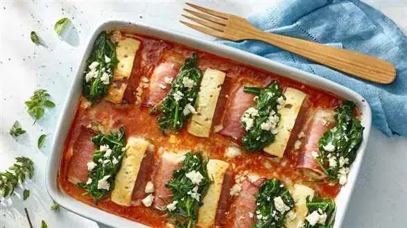 Roladki z mięsa mielonego z szynką, serem feta i szpinakiem w sosie pomidorowym