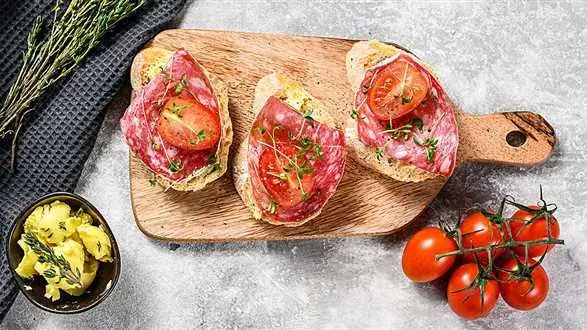 KANAPECZKI Z SAŁATKĄ POROWĄ I SALAMI