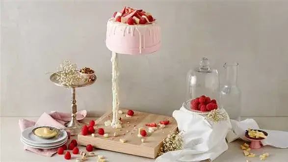 Antygrawitacyjny tort pistacjowo-czekoladowy z malinami