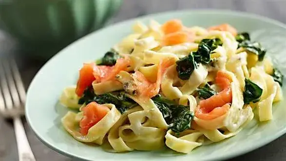 Makaron tagliatelle ze szpinakiem i łososiem