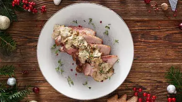 Pieczona łopatka w kremowym sosie grzybowym
