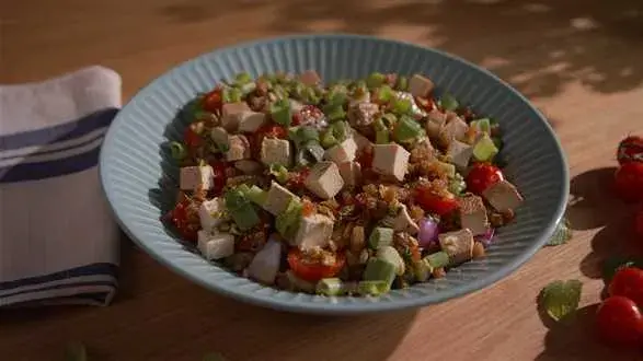 Sałatka z bobu z chlebowym chrustem i tofu