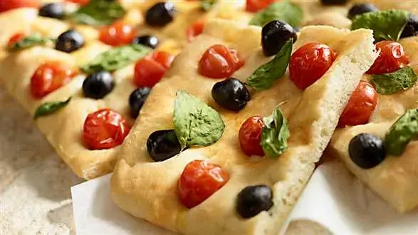 Focaccia z oliwkami, pomidorami i bazylią
