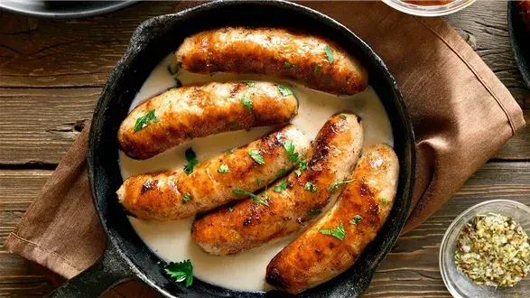 Pieczona biała kiełbasa w sosie chrzanowym