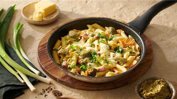 Zapiekany makaron z warzywami, szynką i zielonym pesto
