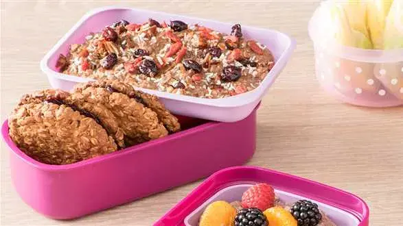 Czekoladowa miska smoothie i ciastka owsiane – lunchbox na słodko