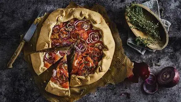 Galette gryczany z pomidorami