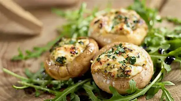 Pieczarki z grilla z pesto i serem pleśniowym