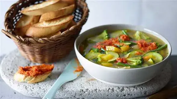 Minestrone z pesto z pomidorów