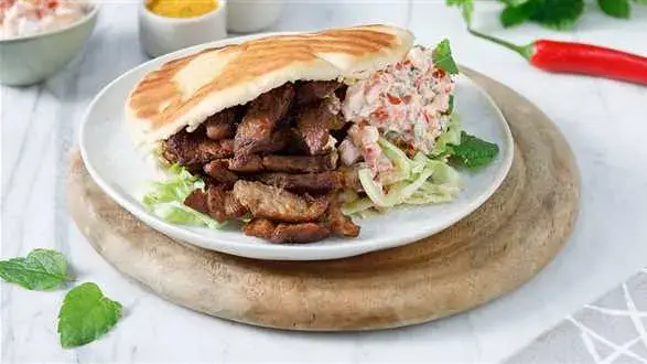 Kebab z karkówki z grilla i sos z pieczoną papryką