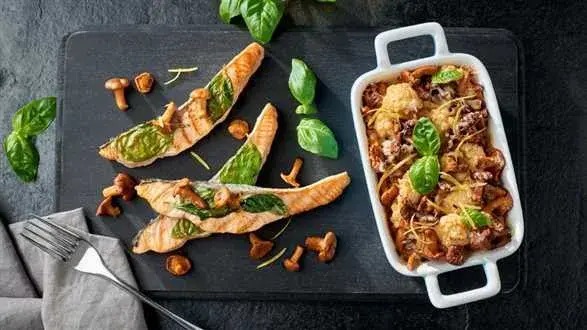 Łosoś smażony z zapiekanką z kalafiora z serem cheddar