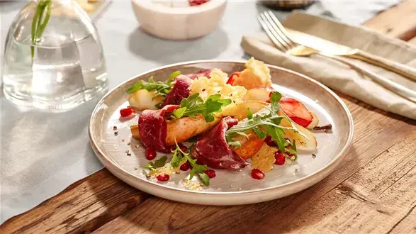 Bresaola z grillowaną gruszką i chipsami serowymi