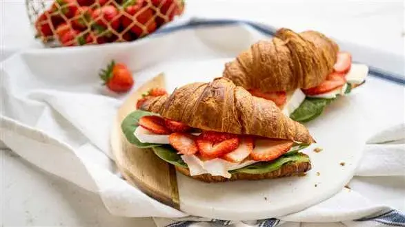 Croissanty z truskawkami i serem brie