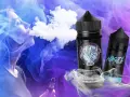 Mujer vapeando, rodeada de vapor azul y morado. Dos botellas de líquidos para vapear, una de "Ruthless E-Juice" y otra de "Nasty Salt", ambas **sales sin nicotina**.