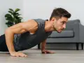 Un homme concentré fait des pompes tous les jours pour rester en forme.