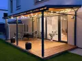 En mysig altan med pergola och ljusslingor. Perfekt för sommarkvällar, kanske efter att ha fått pergola bygglov.