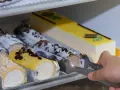Różnorodne ciasta w lodówce, idealne na deser. Zastanawiasz się, ile stopni w lodówce, by zachować ich świeżość?