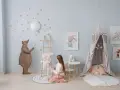 Dolce cameretta neonato con orso, mongolfiera, stelline e lettino a baldacchino.