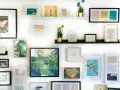Mur décoré de cadres aux motifs variés : papillons, ananas, feuilles tropicales, oiseaux. Une collection d'art inspirante, parmi les meilleurs sites d'artistes.