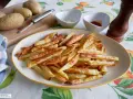 Patatas fritas doradas y crujientes, recién salidas de la freidora de aire. Perfectas para acompañar cualquier comida.