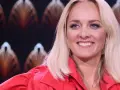 Uśmiechnięta Ola Radwan w czerwonej marynarce, gotowa do zgadywania w "Jaka to melodia?".