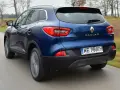 Niebieski Renault Kadjar w ruchu. Wady tego modelu mogą dotyczyć np. wyciszenia kabiny.