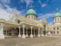 Wspaniała katedra w Addis Abebie, z zielonymi kopułami i kolumnowym portykiem, stanowi dumę państwa z Addis Abeba.