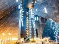 Wnętrze kopalni soli w Rumunii, z imponującą architekturą i oświetleniem tworzącym magiczną atmosferę.