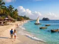 Para na plaży, palmy, łodzie i turkusowa woda. Idealne miejsce na wycieczkę Zanzibar.