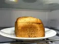 Kromki chleba na talerzu w lodówce. Czy można trzymać chleb w lodówce? To pytanie nurtuje wielu.