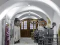 W muzeum Kargula i Pawlaka, wielkie kukły bohaterów filmu stoją obok starego projektora filmowego.