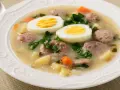 Syty żurek z kiełbasą, ziemniakami, jajkiem i natką pietruszki. Idealny na obiad, zurek kcal.