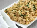 Delicioso plato de migas de bacalao desmenuzado, salteado y espolvoreado con perejil fresco.
