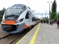 Nowy pociąg Impuls na stacji Busko Zdrój, gotowy do podróży zgodnie z rozkładem jazdy Ostrowiec - Kielce.