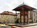 Ruiny bramy w Tarnowie z muralem ptaków na ścianie.