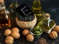Olio, noci, olive e semi di girasole: ecco dove si trova la vitamina E, essenziale per il benessere.