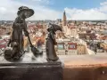 Dwa krasnale i kot na tle Wrocławia. Zastanawiasz się, ile jest krasnali we Wrocławiu?