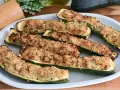 Zucchine ripiene in padella, dorate e gratinate, pronte per essere gustate.