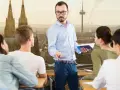 Nauczyciel w niemieckiej szkole, gdzie polskie dziecko bez znajomości języka próbuje zrozumieć lekcję.